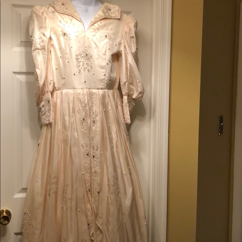Beautiful Gown With Multiple Linings - image 1